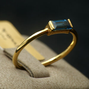 Gold Ring 18k Topaz