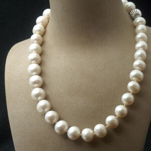 Necklace Sea Pearls with White gold 18K Clasp